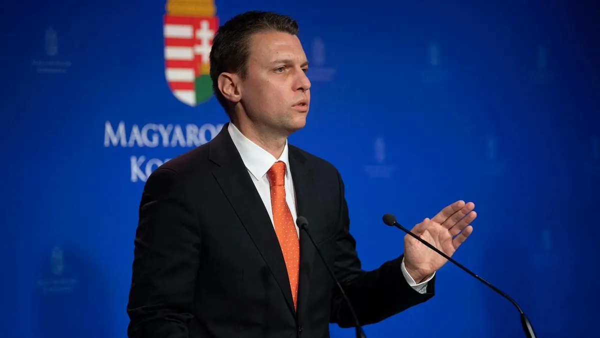 Menczer Tamás állta az újságírók rohamát, a Tiszával ellentétben ő nem kergette el őket biztonsági emberekkel