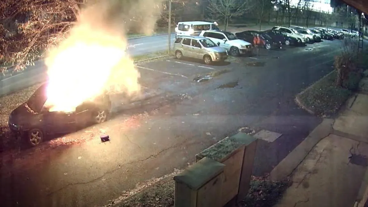 Videón, ahogy felgyújtotta ismerőse autóját egy esztergomi férfi