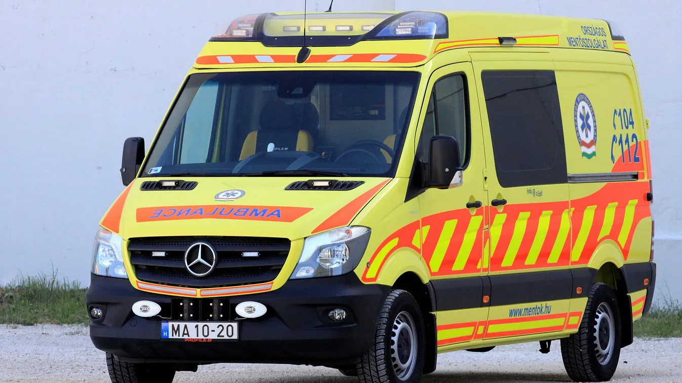 "Na szia mentő!" feliratot kaptak az új mentőautók - Fotó