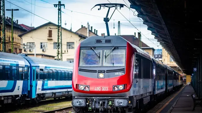 Megragadta egy nő fejét és szexre akarta kényszeríteni a vonaton Pestszentlőrincnél egy férfi