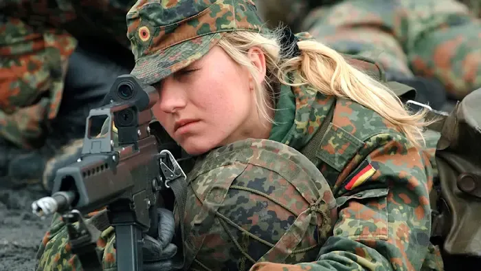 Új német őrület! A nőknek is bevezetik a kötelező sorkatonai szolgálatot