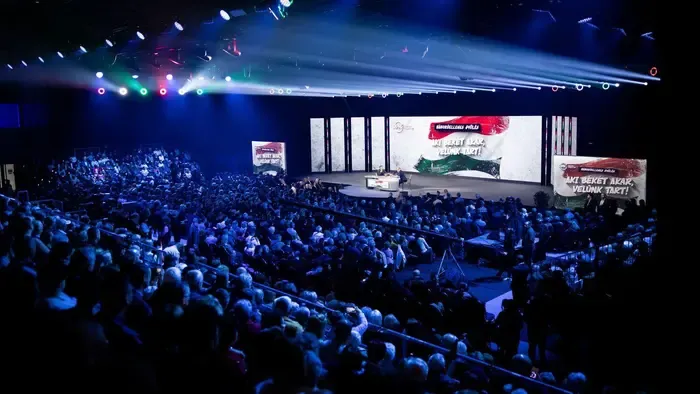 Meglepetésvendégekkel folytatódik Mohácson a DPK háborúellenes országjárása, Magyar Péter feladta