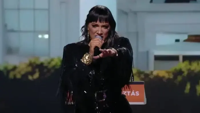 Tóth Gabi indította a Fidesz kongresszusát, Dér Heni csodálatosan énekelte a Himnuszt