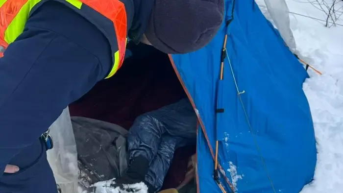 Sátorban próbálták átvészelni a mínuszokat, a rendőrök azonnal intézkedtek