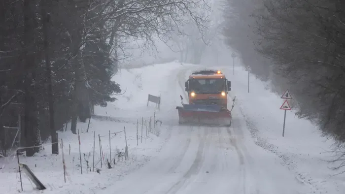 Videón és képeken az egyre fokozódó hóhelyzet, fehérbe borult az ország
