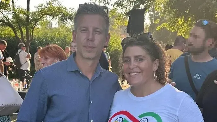 Pornósztárt küldött Lázár Jánoshoz Magyar Péter!