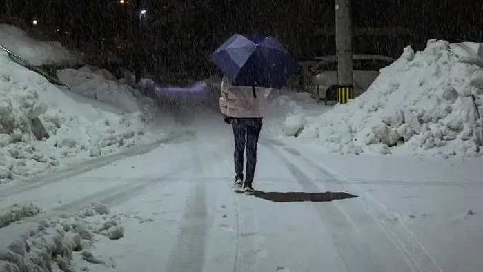 Esztergom utcáján találtak egy kislányt, rendőrök értesítették a szülőket