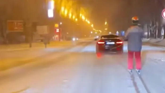 Kocsi mögé kötve síelt egy férfi Szegeden - életveszélyes