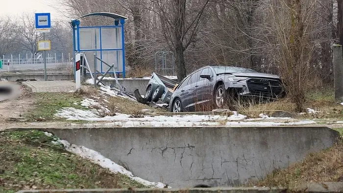 Buszmegállóba hajtott egy autó Mórahalomnál, egy ember meghalt