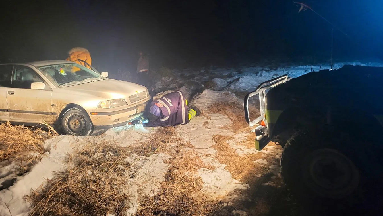 Dermesztő hidegben rekedt egy kisgyermekes család az Ipoly partján