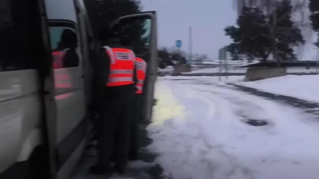 Döbbenetes felfedezést tettek Rédicsnél egy átvizsgált kisbuszban, azonnal szakembereket hívtak