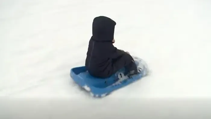 Hó, nevetés, szánkózás – így örülnek az emberek a télnek