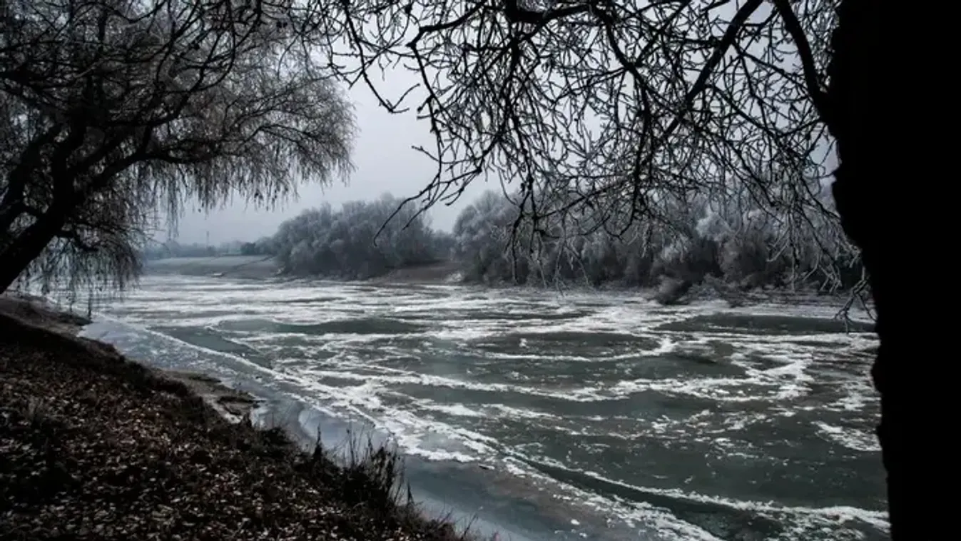 Befagyott folyón motorozott két férfi, fotón a veszélyes jelenet