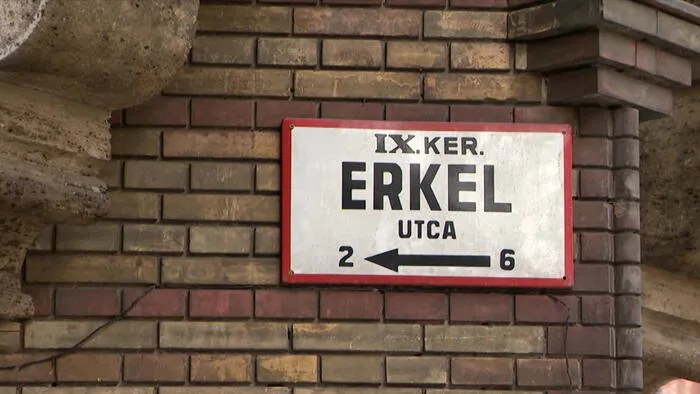 Telefontöltő miatt késelte meg saját húgát