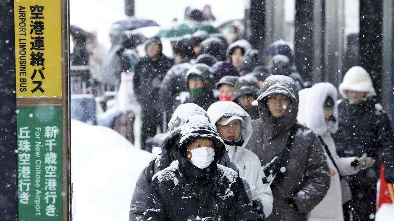 Hétezer utas éjszakázott a hokkaidói Szapporo repülőterén heves havazás miatt