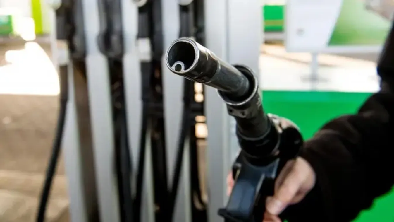 Félév alatt közel 3 millió forintot tankolt el a cég kártyájával saját célra