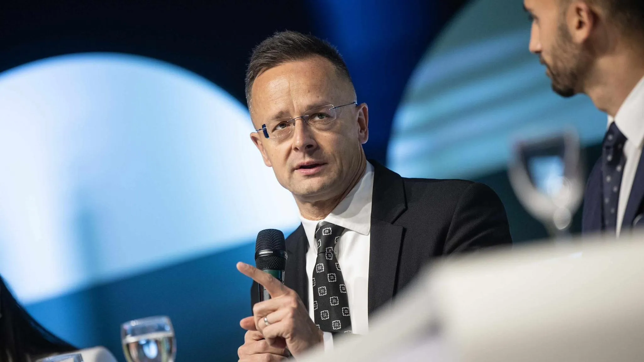 Szijjártó: az áprilisi választás tétje, hogy marad-e a rezsicsökkentés