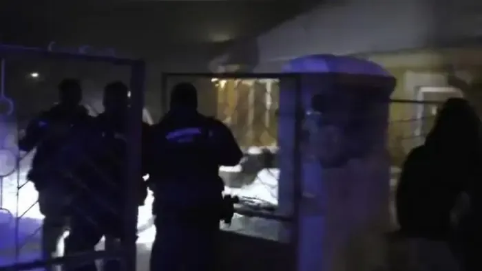 Fűtetlen garázsban "szállásolt" el embereket egy férfi Tapolcánál, a pénzüket is elszedte