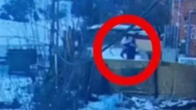 Úgy szerelték le, mintha amerikai focimeccs lenne - videón az elfogás