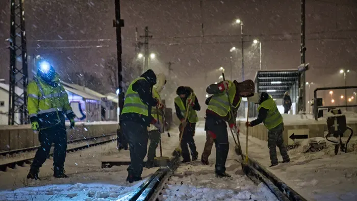 Lázár: folyamatos a védekezés, a vasút tartja magát