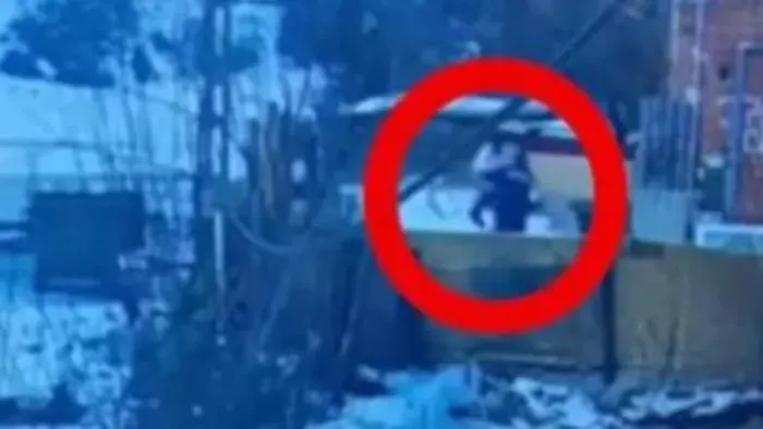 Úgy szerelték le, mintha amerikai focimeccs lenne - videón az elfogás