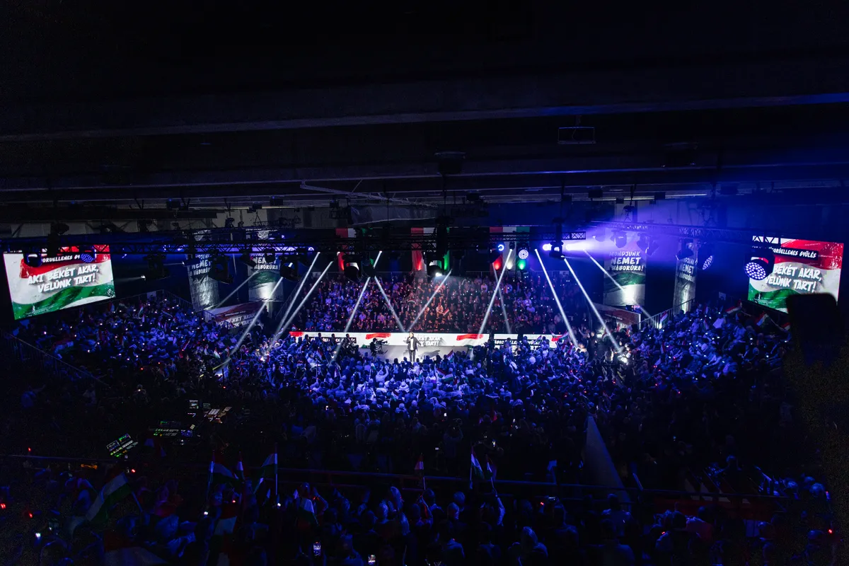 Orbán Viktor a hatvani háborúellenes nagygyűlésen üzent a tiszásoknak, fejezzék be az uszítást