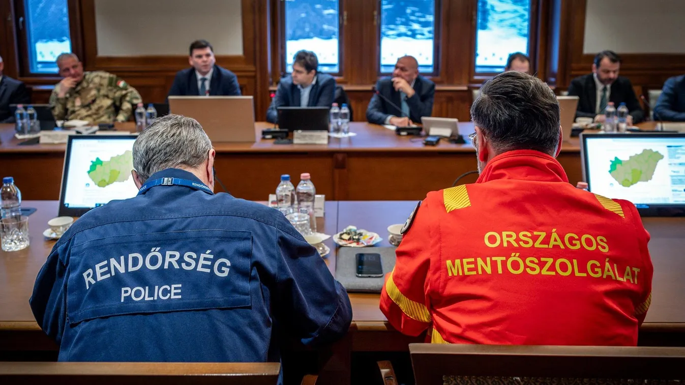 Operatív Törzs: teljes kapacitással dolgoznak a közútkezelők, a katasztrófavédelem, a mentők és a hatóságok a havazás miatt