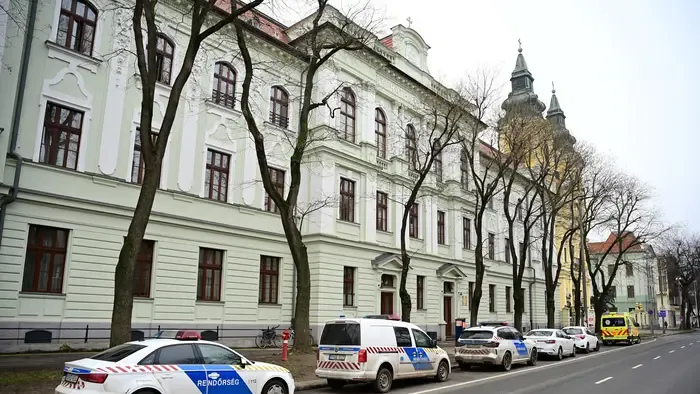 Ukrán nyelvű bombafenyegetést kapott hét iskola és kilenc közintézmény