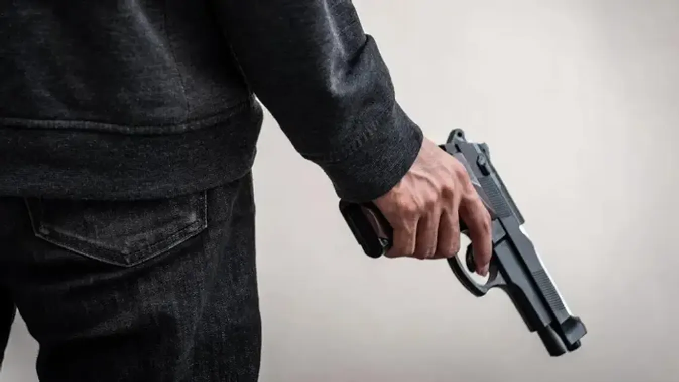 Megette a gyerek uzsonnáját, majd meglőtte az anyát, aki rászólt