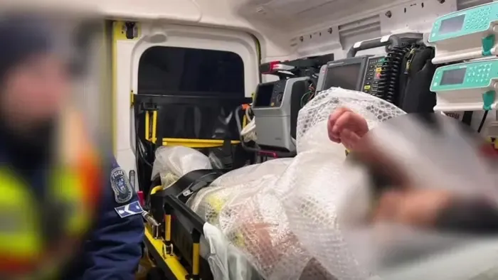 Papucsban, alig felöltözve indult el a fagyos időben a fiatal nő