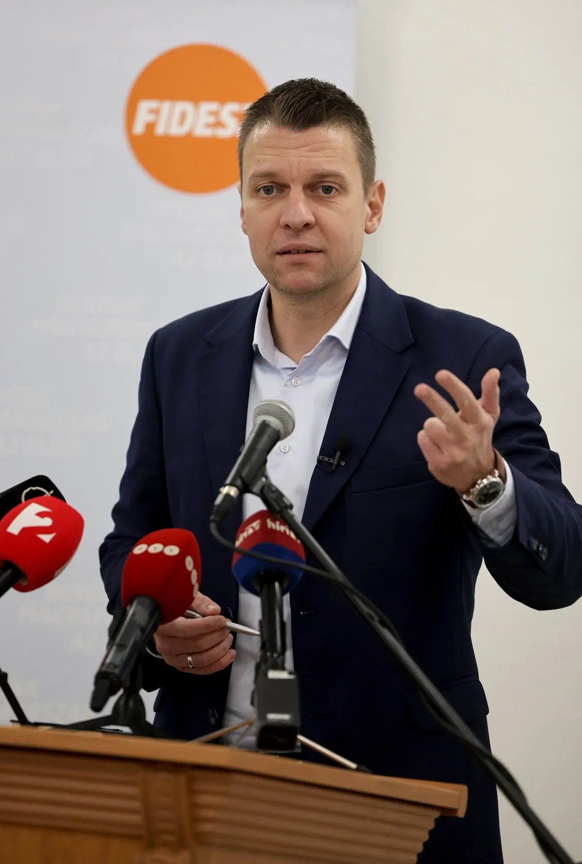 Menczer Tamás szerint Magyar Péter elbújik mások háta mögé