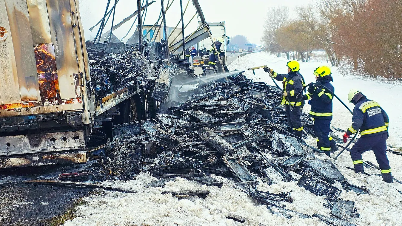 Fotók érkeztek, durván kiégett egy kamion az M5-ösön