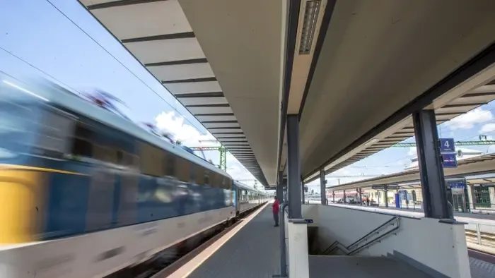 Tacskót, mankót, de még fűrészlapot is elhagytak a vonatokon