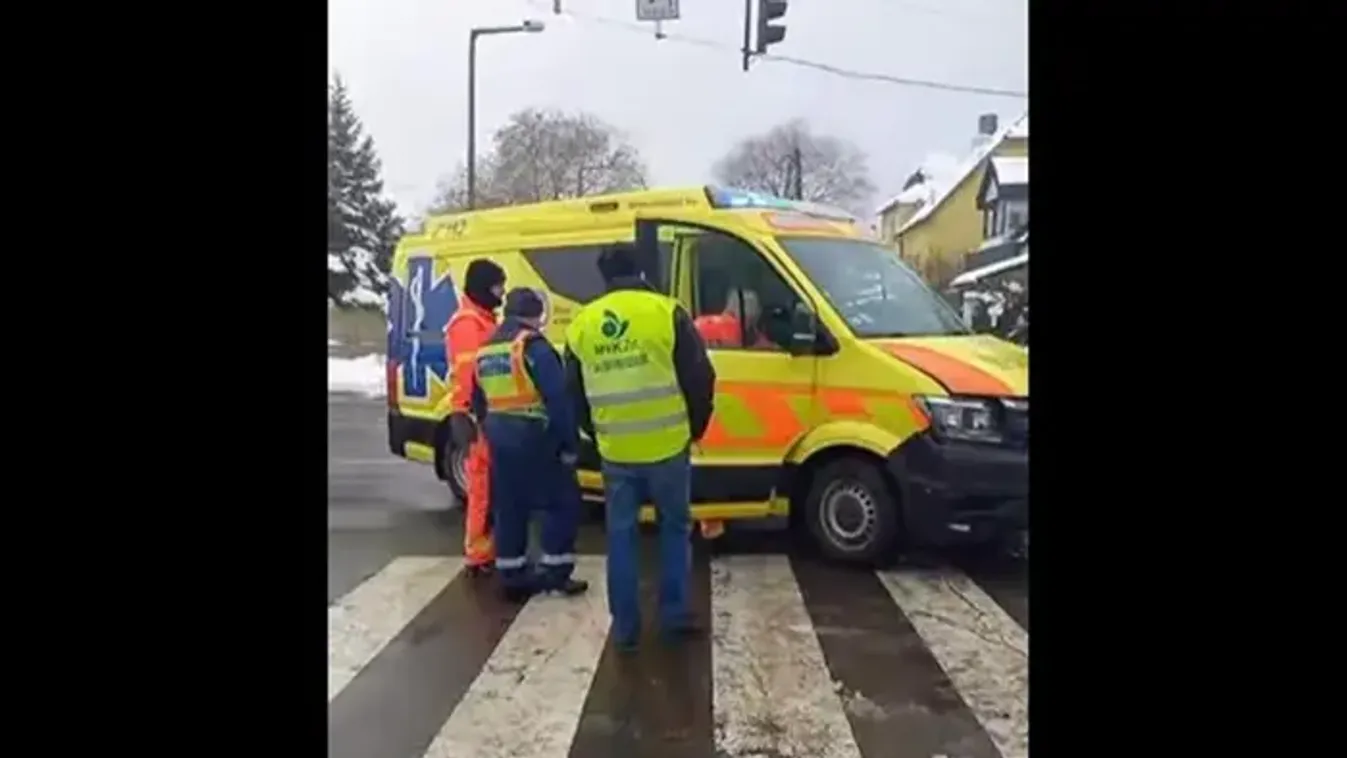 Mentőautó szenvedett balesetet Miskolcon – videóval