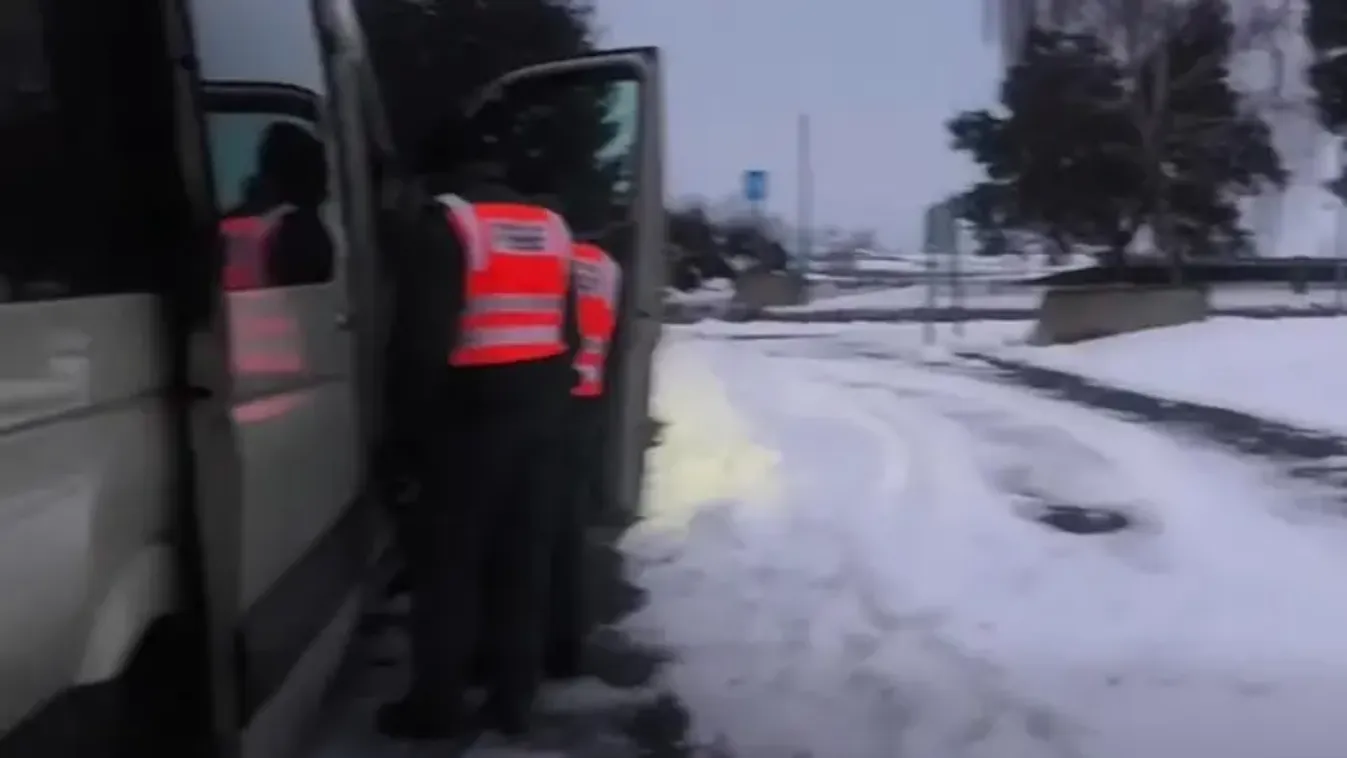 Döbbenetes felfedezést tettek Rédicsnél egy átvizsgált kisbuszban, azonnal szakembereket hívtak