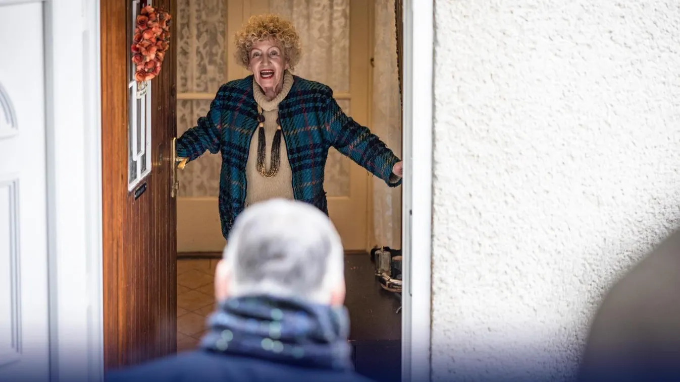 A miniszterelnök személyesen vitte el Ildikó néninek a gondosórát