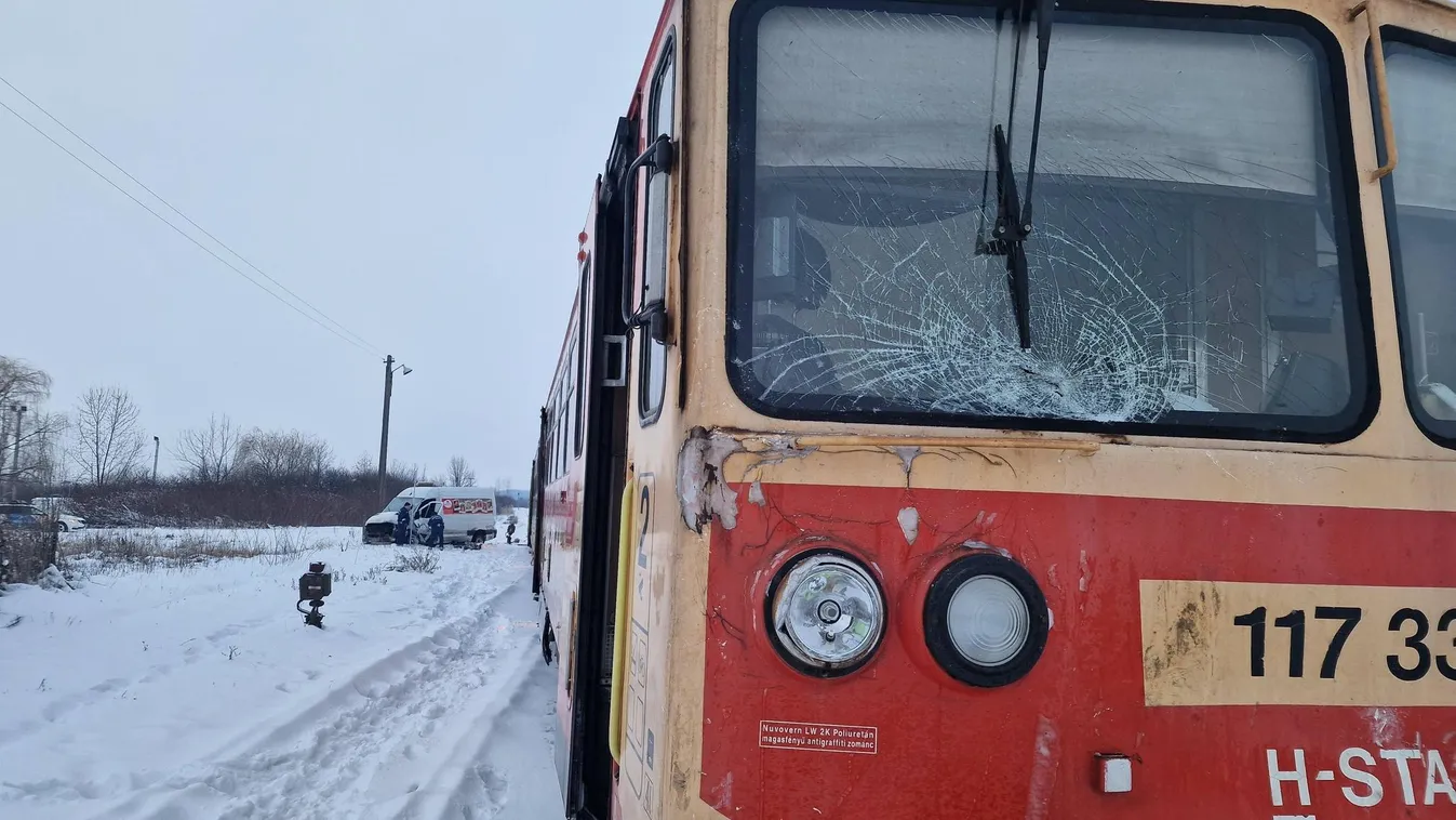 Vonat és teherautó ütközött Mezőtárkánynál, mentőhelikopter is érkezett