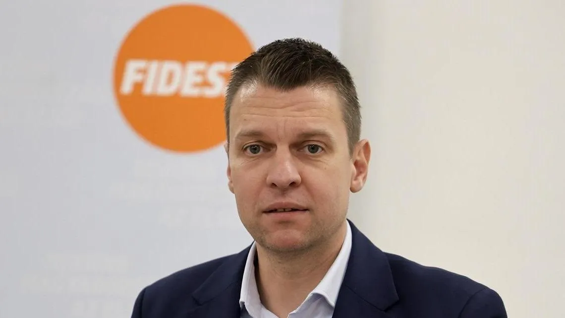 Menczer: Fejedre estél, Peti? Te beszélsz a rezsicsökkentésről?