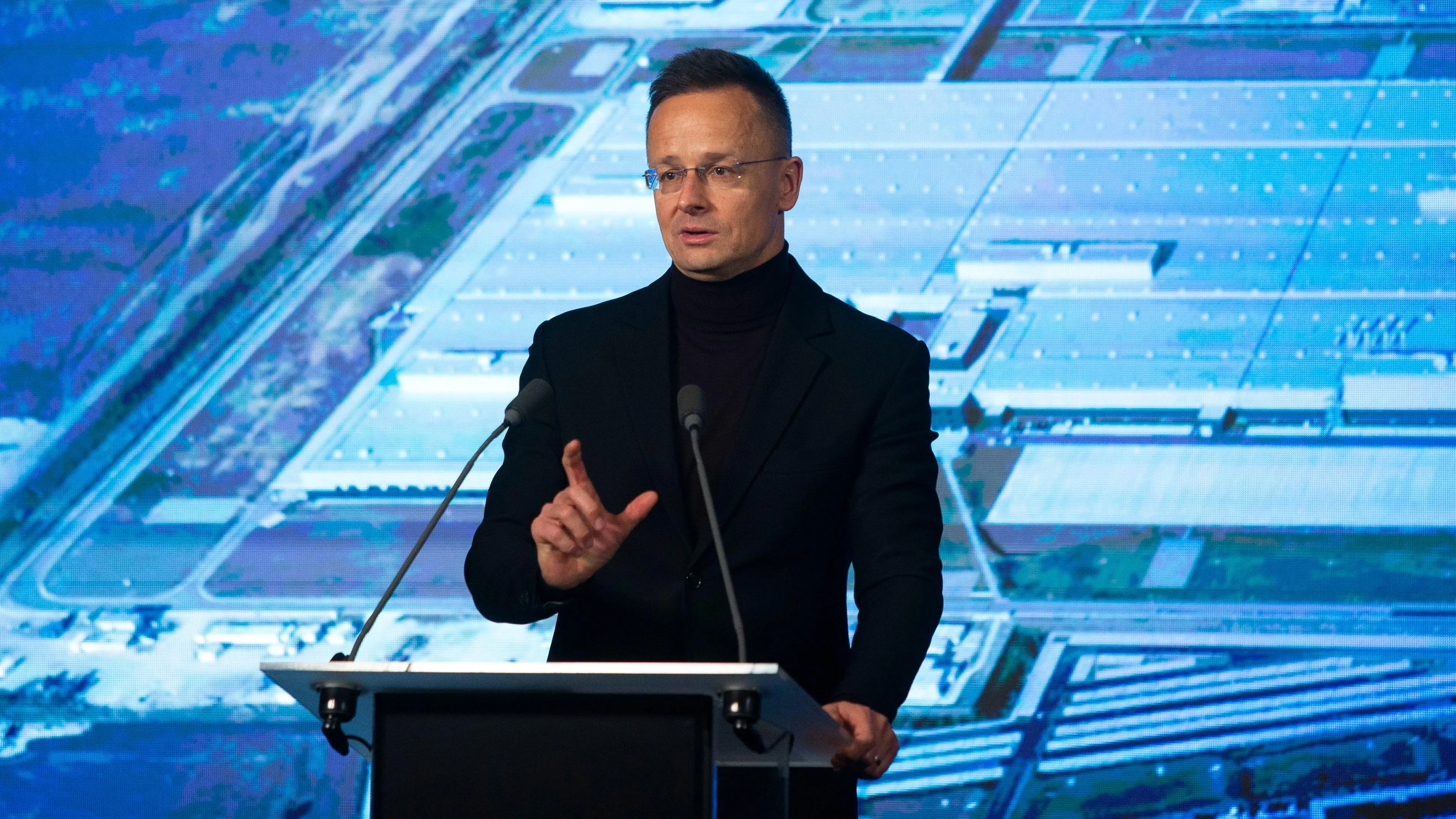 Szijjártó Péter: a Mercedes Magyarországra hozza az A-osztály gyártását is az idei évtől