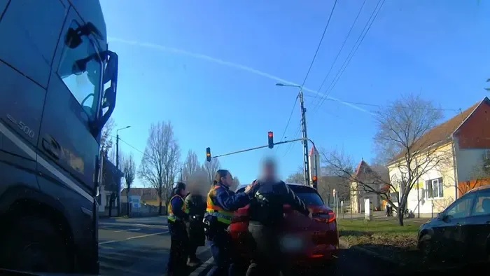 Két rendőrnő kapta ki a kocsiból a flegma ámokfutót Békéscsabán - videó