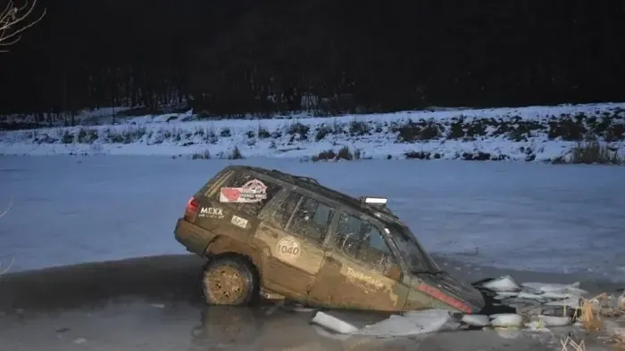 Megúsztattak egy terepjárót a Váraljai-halastónál, fotón a "csobbanás"