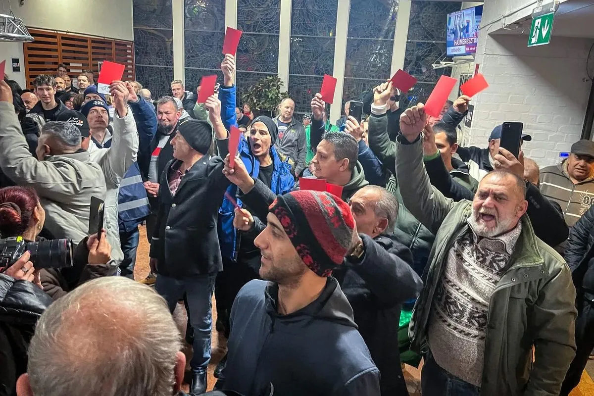 A gyöngyösi Lázárinfón Lőcsei Lajos (jobb szélen) momentumos politikus is ott volt a hangoskodók között, Kocsis Máté szerint ennek már semmi köze az eredeti ügyhöz