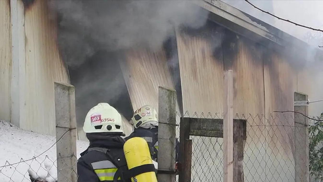 Óriási tűz ütött ki Kiskunhalason, épületek és kocsik is lángoltak