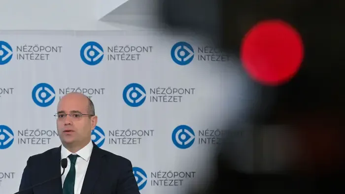 Mráz: abszolút többséget szerezhet a Fidesz–KDNP egy hárompárti parlamentben