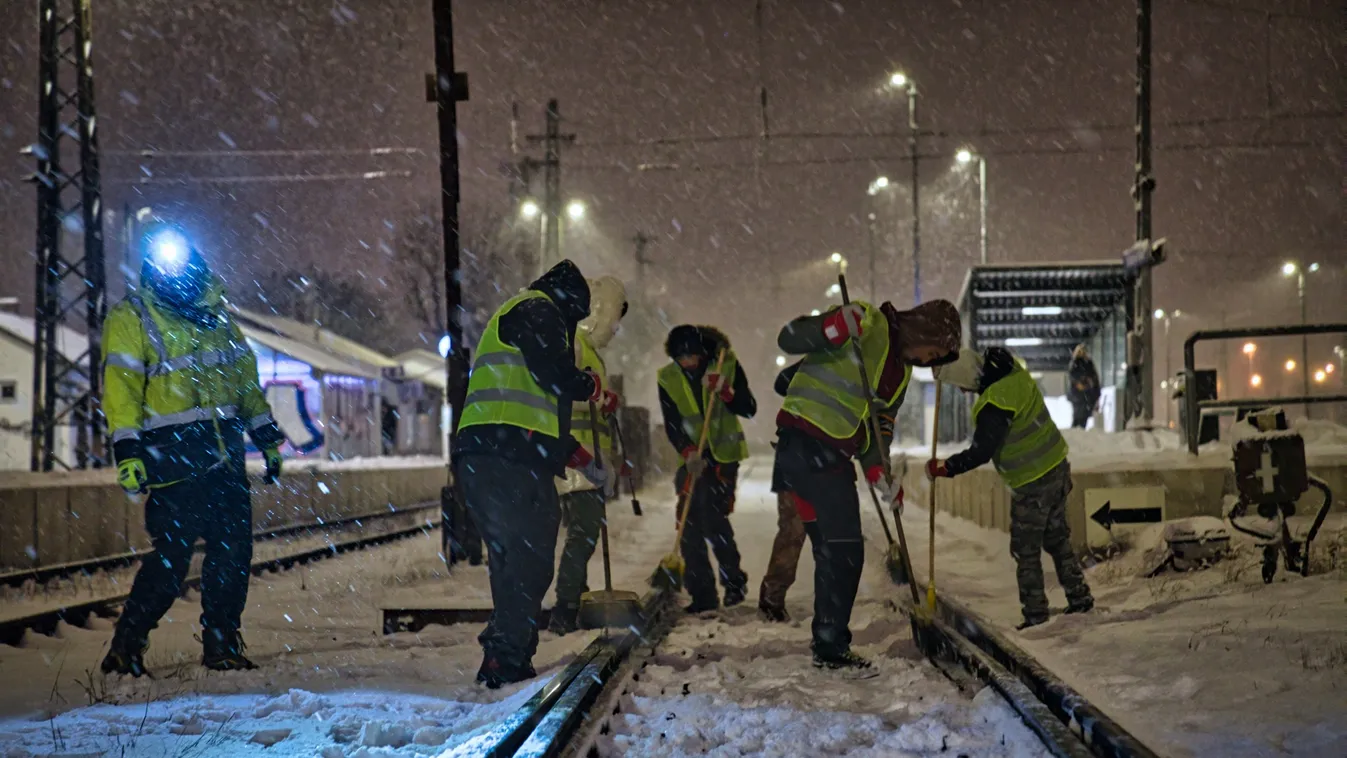 Lázár: folyamatos a védekezés, a vasút tartja magát