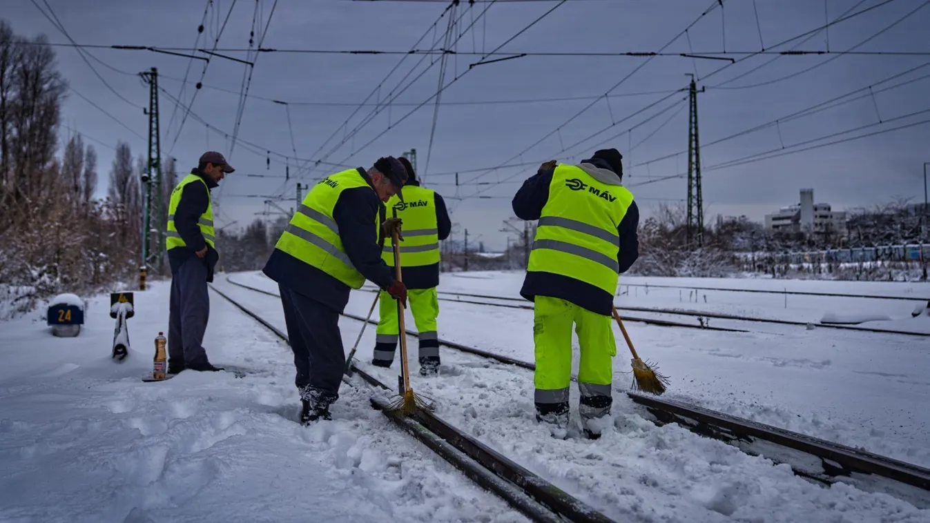 Lázár János: mintegy ezer ember dolgozik a MÁV-csoportnál közvetlenül a hóhelyzet kezelésén