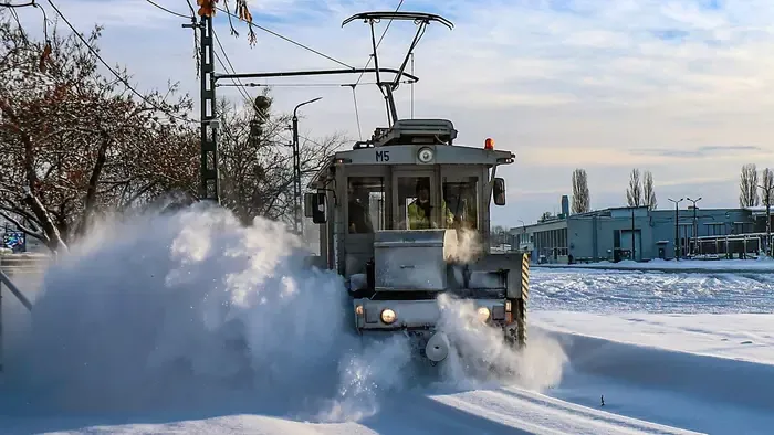 Matuzsálem a síneken: különleges jármű tisztította Miskolc villamosvonalait