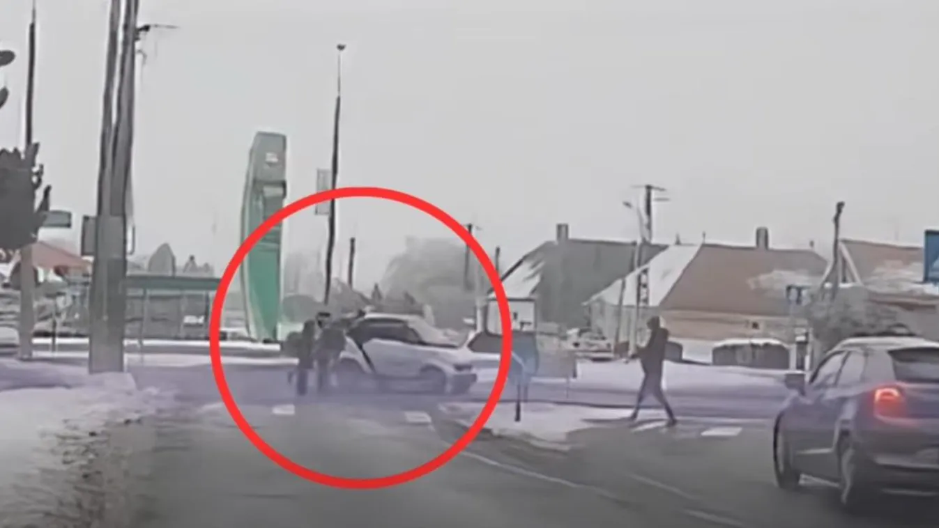 Gyalog „hajtottak be” egy körforgalomban Tapolcán, videón a különleges manőver