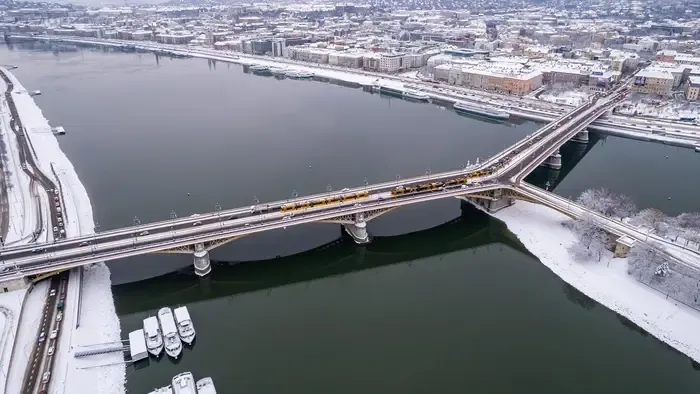 Megérkezett a havazás második hulláma: Fokozott készültség a reptéren