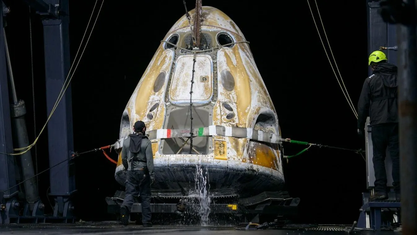 Vészhelyzet után, Földet ért a Crew–11 legénysége